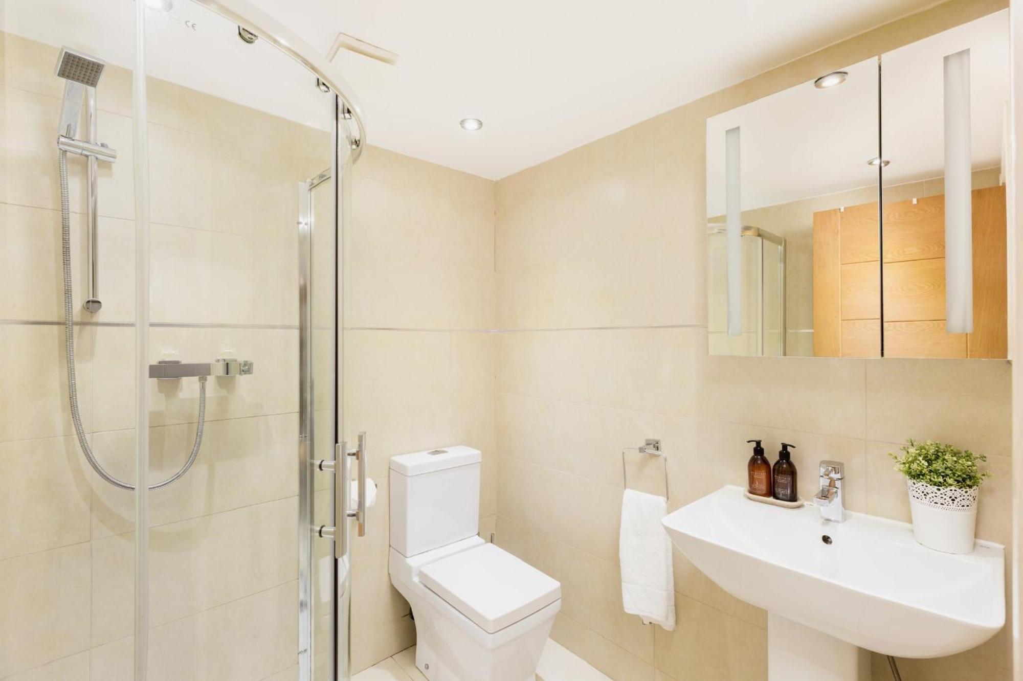 High End Luxury Townhouse In Jq, 4 Bedrooms, Flat Screen Tv In All Rooms, Free Parking, Near Birmingham City Centre Deposit Required Exterior photo