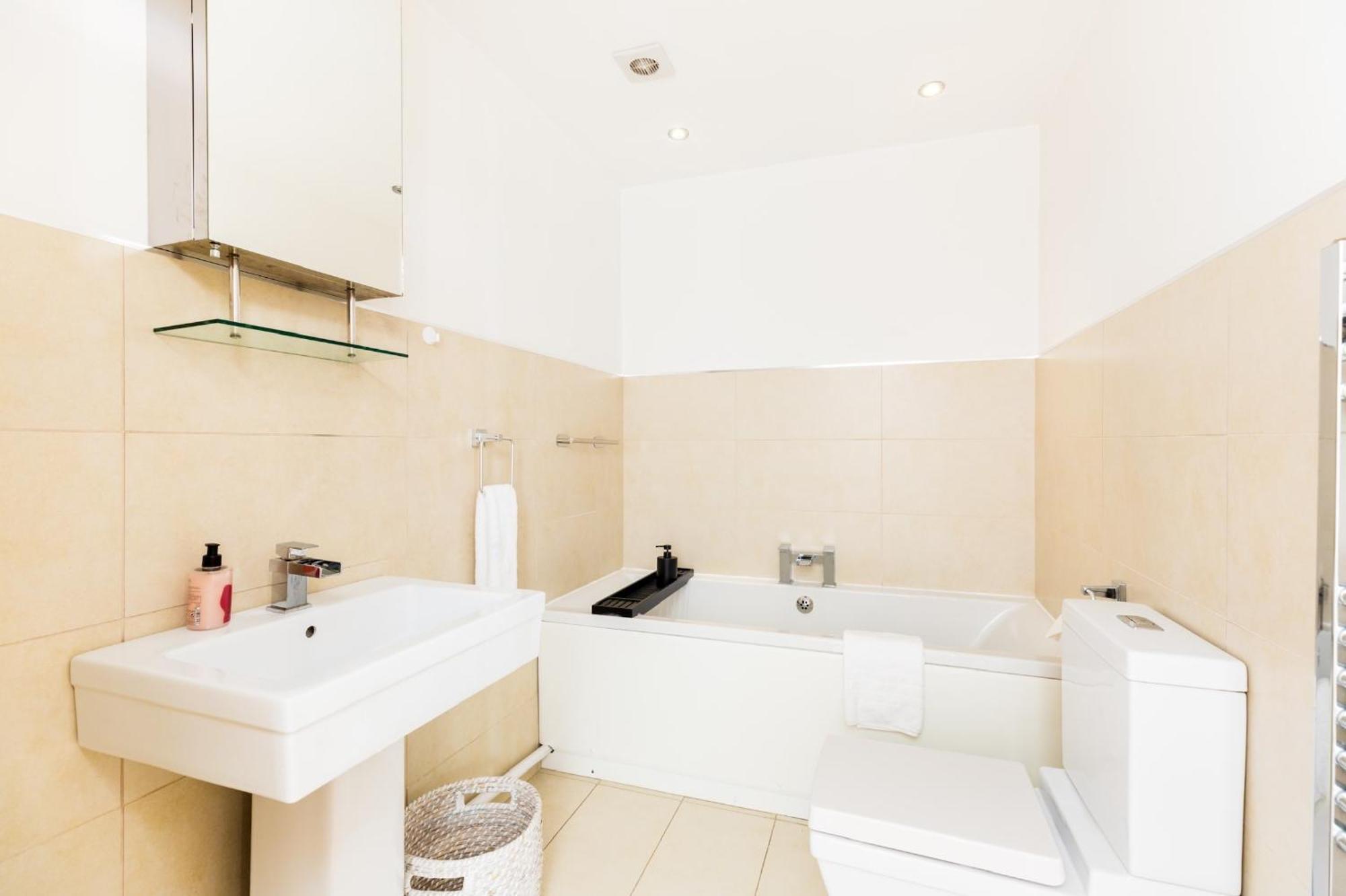 High End Luxury Townhouse In Jq, 4 Bedrooms, Flat Screen Tv In All Rooms, Free Parking, Near Birmingham City Centre Deposit Required Exterior photo