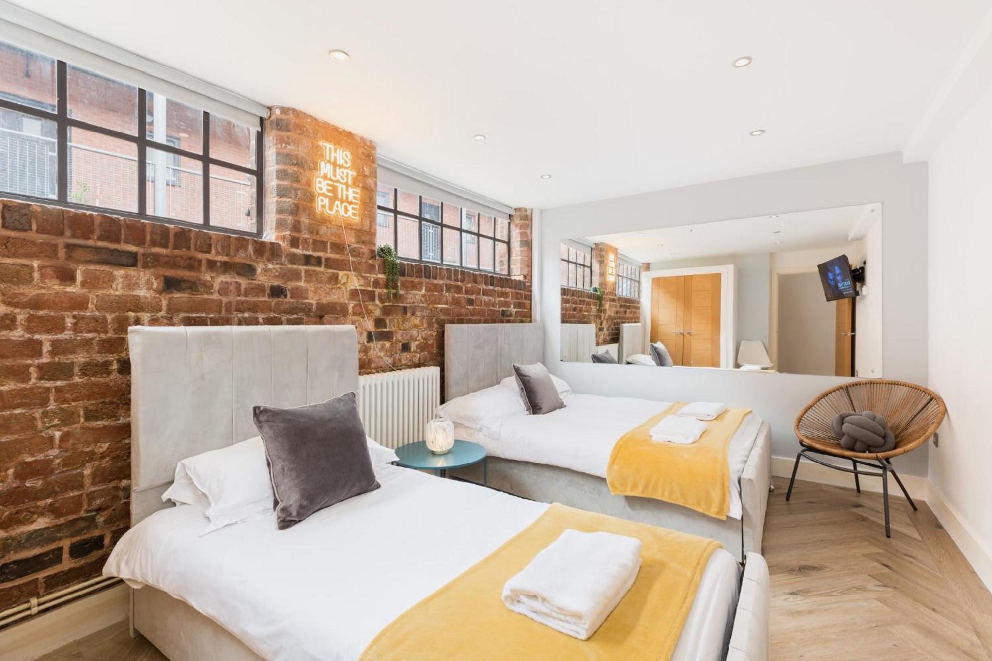 High End Luxury Townhouse In Jq, 4 Bedrooms, Flat Screen Tv In All Rooms, Free Parking, Near Birmingham City Centre Deposit Required Exterior photo